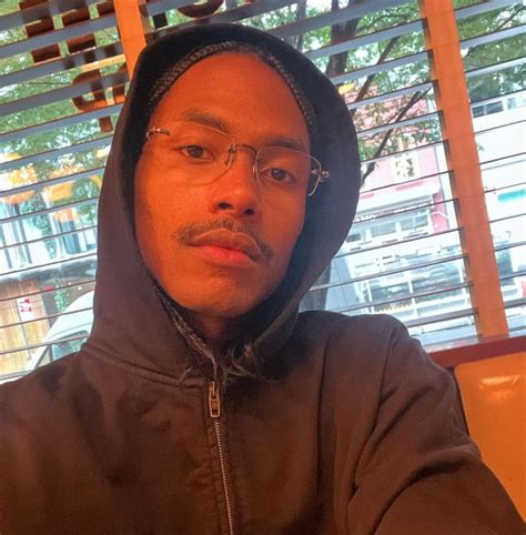 PLS TELL ME WHAT GLASSES STEVE LACY WAS WEARING .